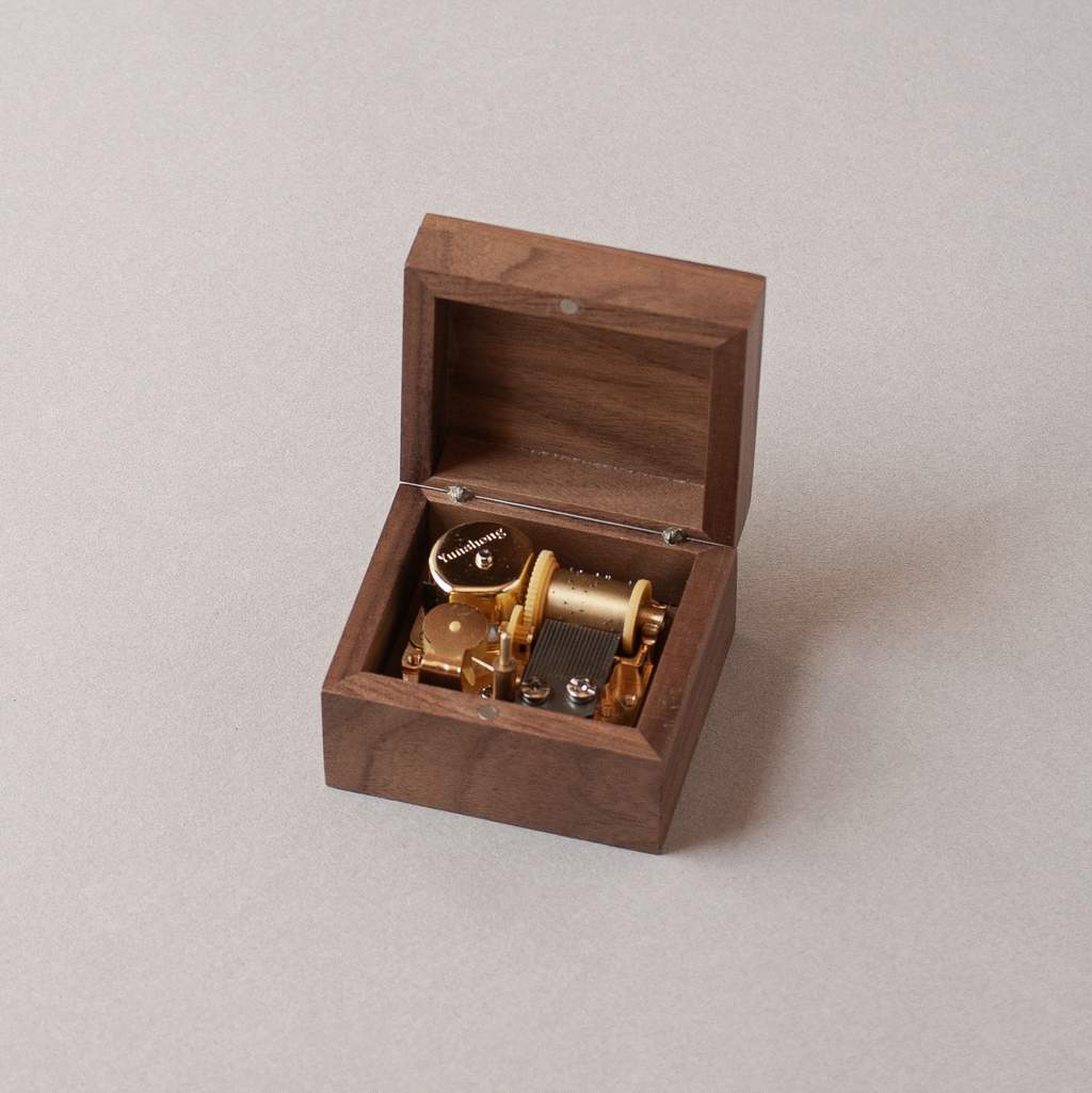 Caja de música pequeña de madera de nogal Bielsa